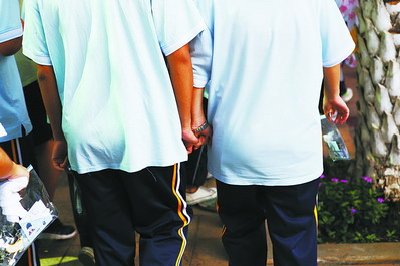 男女學(xué)生手牽手就被部分學(xué)校視為早戀