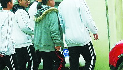 校服外加穿外套也算違反校規(guī)