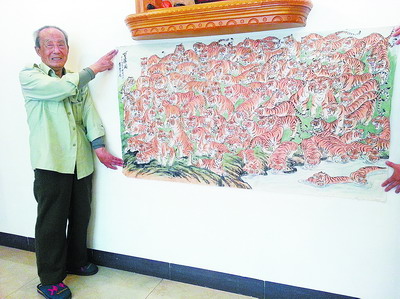 史典林展示他畫的百虎圖。