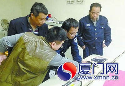 市民評代表在翔安區(qū)新店鎮(zhèn)查看監(jiān)控錄像