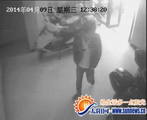 監(jiān)控畫面，男子正在物色下手車輛。