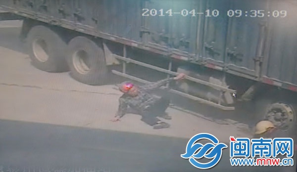 9點35分09秒，兒子到了安全區(qū)域，爬起來喊停大貨車