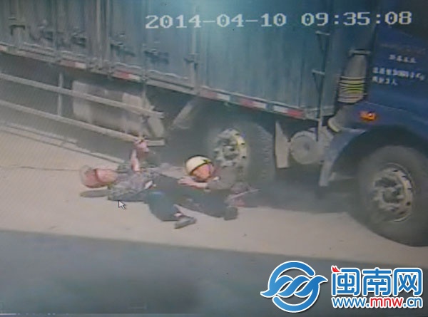 9點35分08秒，兒子被推開了，父親卻被卷入車輪下