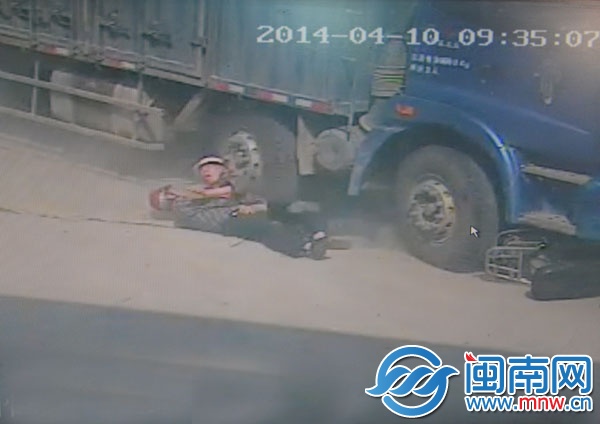 9點35分07秒，王老父用最后力氣，將兒子推開