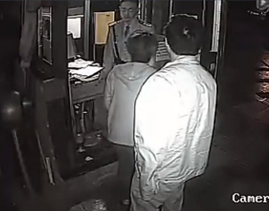 云南高院法官打保安磕頭求饒2