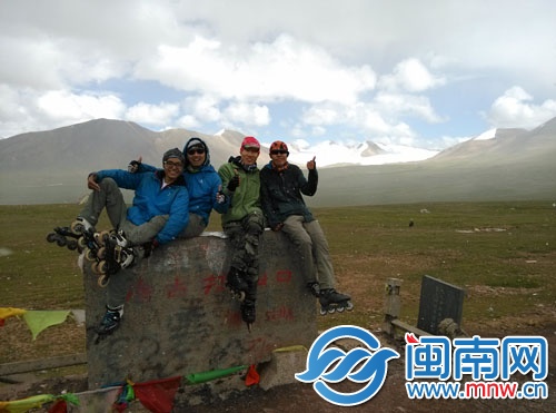 4個大學(xué)生進(jìn)藏路上合影