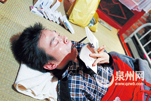 躺久了，蘇祥達(dá)能用嘴寫出一筆好字。