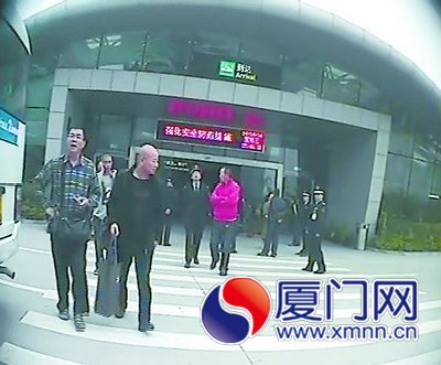 “黑車”司機(jī)聚集在碼頭出站口，碼頭保安竟幫忙攬客