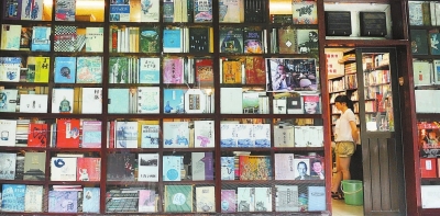 一面向外的玻璃書墻，開啟著一扇通往曉風(fēng)書屋（屏山