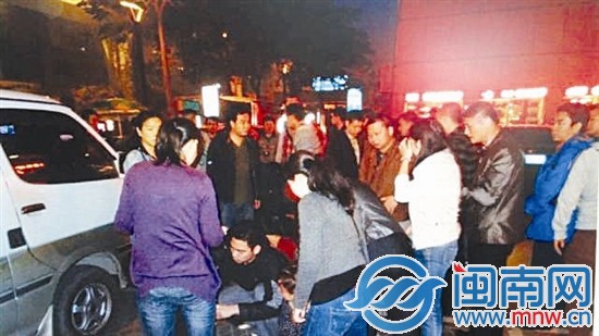 40名便衣民警偽裝成路人，抓捕嫌犯