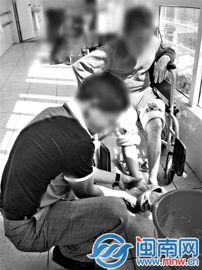 阿顏每天到養(yǎng)老院給母親洗腳