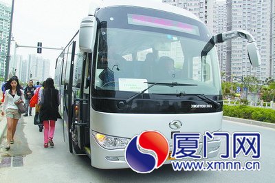 市民昨起體驗(yàn)搭通勤車上下班