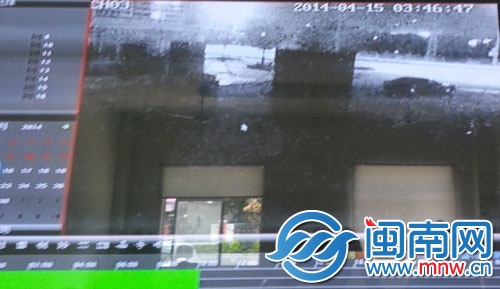 在車站內呆約10分鐘后，黑色小車駛離車站