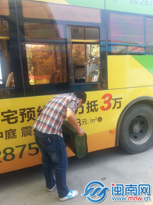 工作人員給公交車加應急油