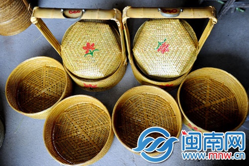 一對(duì)神籃打開有六個(gè)籃
