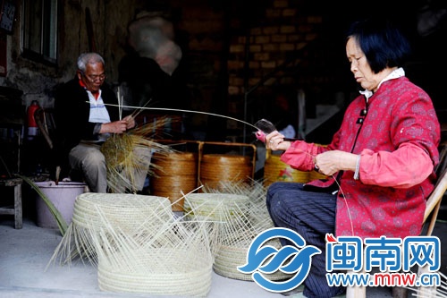 夫唱婦隨，陳阿伯編神籃已經(jīng)58年了