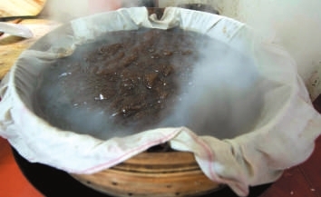 林紅珠蒸好的粉根新鮮出爐