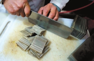 炒制前，粉根需要切成薄片