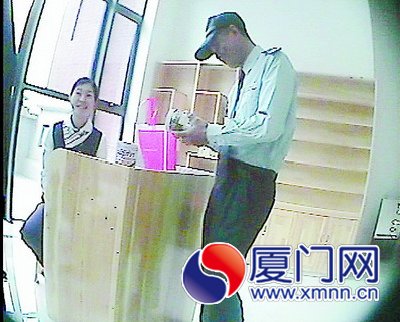 辦事大廳工作人員在入口處“研究”零食。