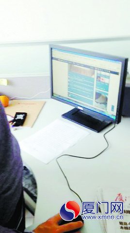 窗口后臺(tái)工作人員上班時(shí)間看電影