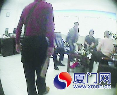 辦公桌空無一人，茶幾邊上倒是圍了一圈人