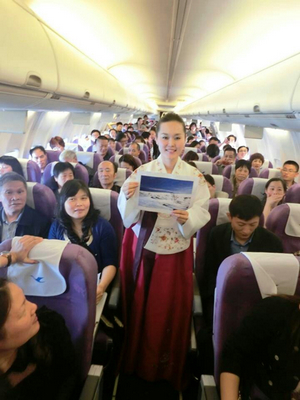 　著韓式服裝的廈航乘務(wù)員與旅客互動(dòng)開(kāi)展特色活動(dòng)
