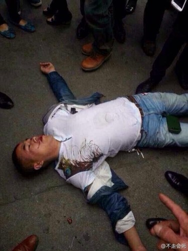 蒼南城管執(zhí)法打傷一拍照路人 引發(fā)群眾圍堵執(zhí)法車(chē)輛