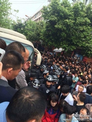 蒼南縣靈溪鎮(zhèn)城管打人至吐血，現(xiàn)在醫(yī)院搶救，現(xiàn)場(chǎng)近