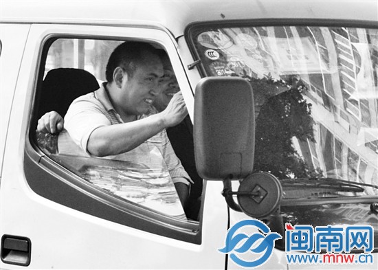 昨日下午，福州湖濱路，閩ANF527副駕駛位子上的市民