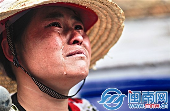 工人陶女士看著火場，留下了兩行眼淚