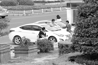 阿婆向車主收取停車費