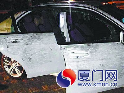 車子的車窗都被砸碎了