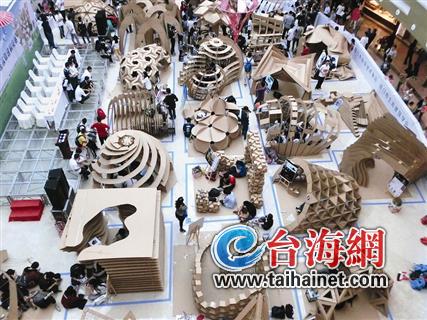 200多名學(xué)生用瓦楞板搭建出26間八九平方米的房子2