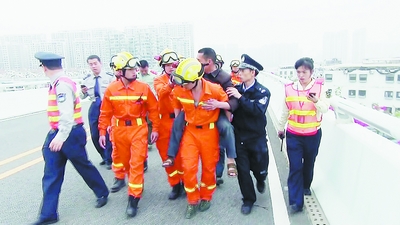 男子被消防員背走