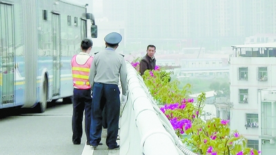 男子試圖跳橋，眾人上前勸說