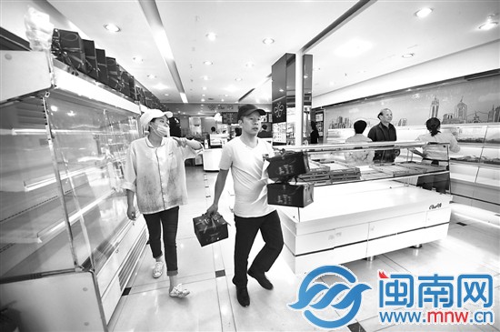 這位大哥，一人拎著三盒蛋糕出門