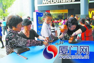 清點(diǎn)儲(chǔ)蓄罐的零錢(qián)