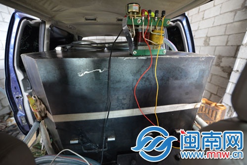 經(jīng)過改裝的商務(wù)車內(nèi)藏著一個用于裝油的大鐵箱和輸油