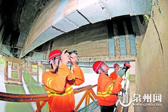 工程人員認(rèn)真檢測橋況