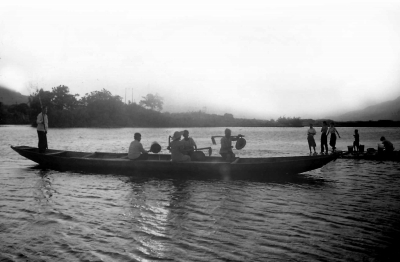 村民迎著清晨第一縷陽光渡河勞作