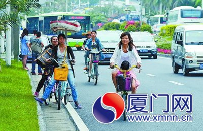 觀光自行車穿行機(jī)動車道