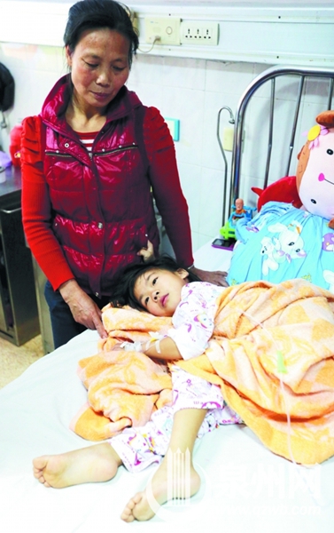 奶奶只能無助地看著媛媛