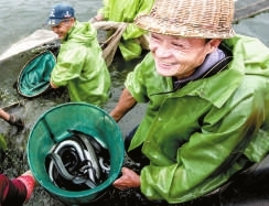 豐收后，村民一臉笑容