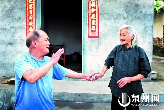 臨別時，賣煤工劉逸強（左）叮囑陳喜老人注意飲食起