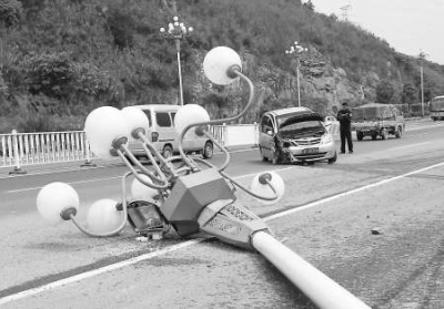 汽車撞斷路燈桿