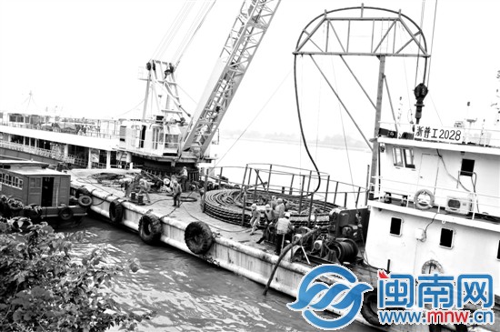 鼓浪嶼新建兩回海底電纜，施工人員正把電纜慢慢放入