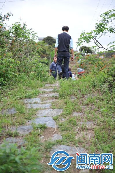 沿著該石道步行，便可通往石拱橋