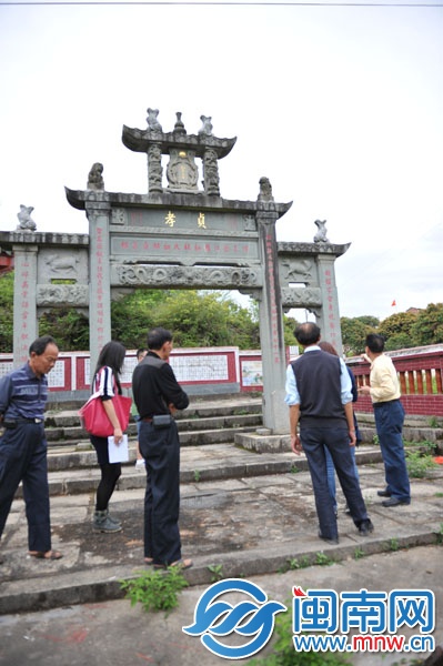 跨過石拱橋，步行約100米，便可見孝貞牌坊立于道旁