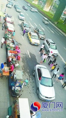 嘉庚體育館公交站被小攤點(diǎn)包圍