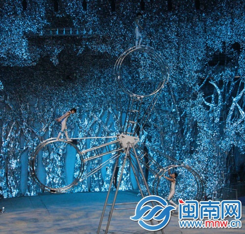 三個(gè)雜技演員表演的旋轉(zhuǎn)生死魔輪很是刺激